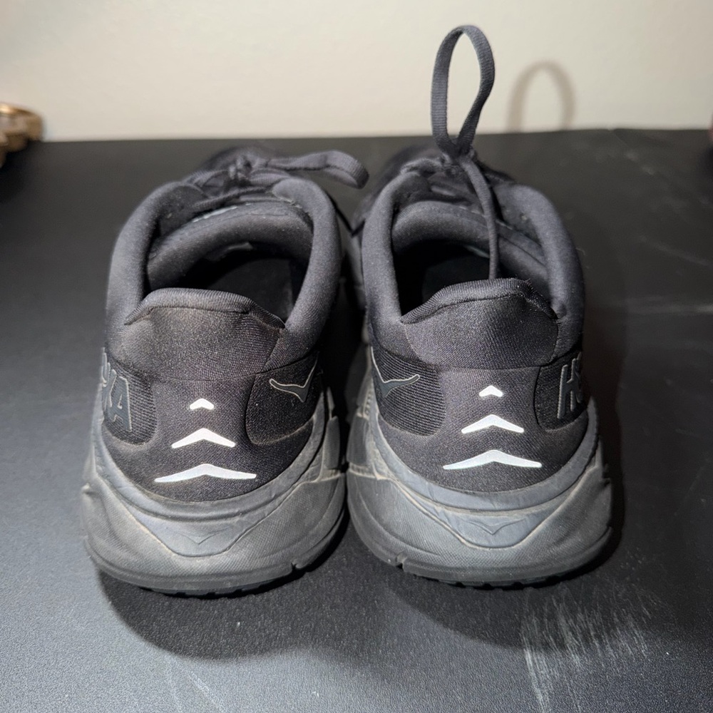 HOKA Arahi 6 Black Running Shoes - Picture 2 of 6